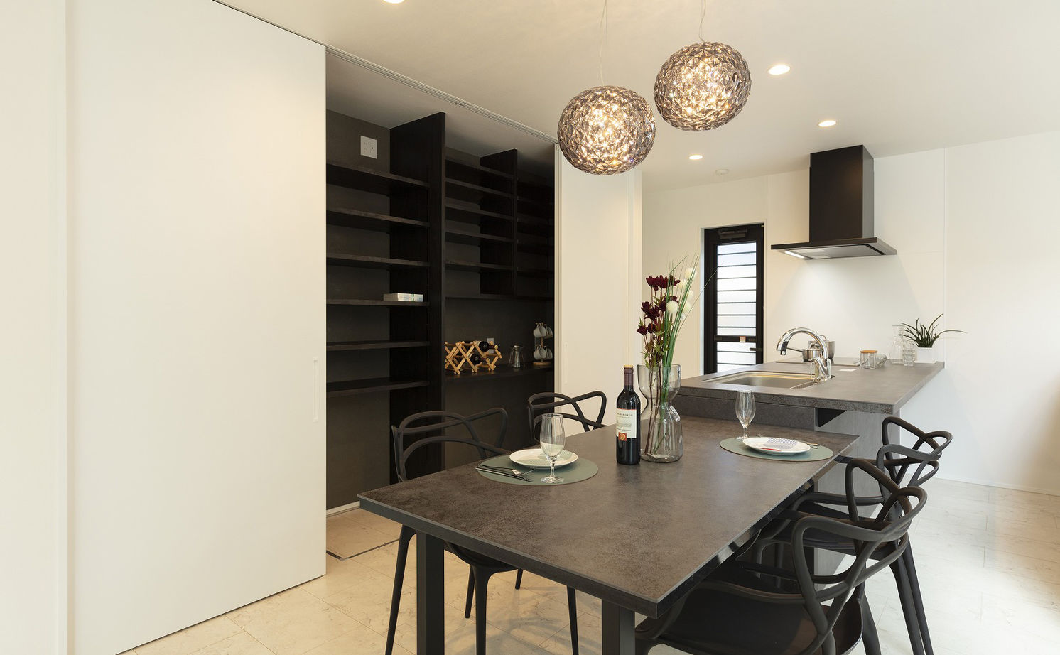 家工房 【2800万円／41坪】中庭に面した開放的な空間と、充実しすぎる収納でデザインと機能性を両立した住まいの建築実例画像6