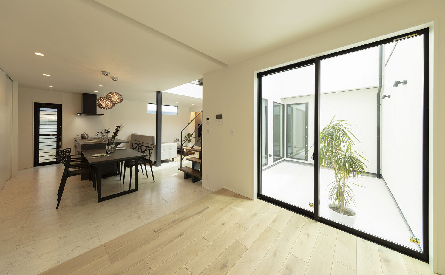 家工房 【2800万円／41坪】中庭に面した開放的な空間と、充実しすぎる収納でデザインと機能性を両立した住まいの建築実例画像8