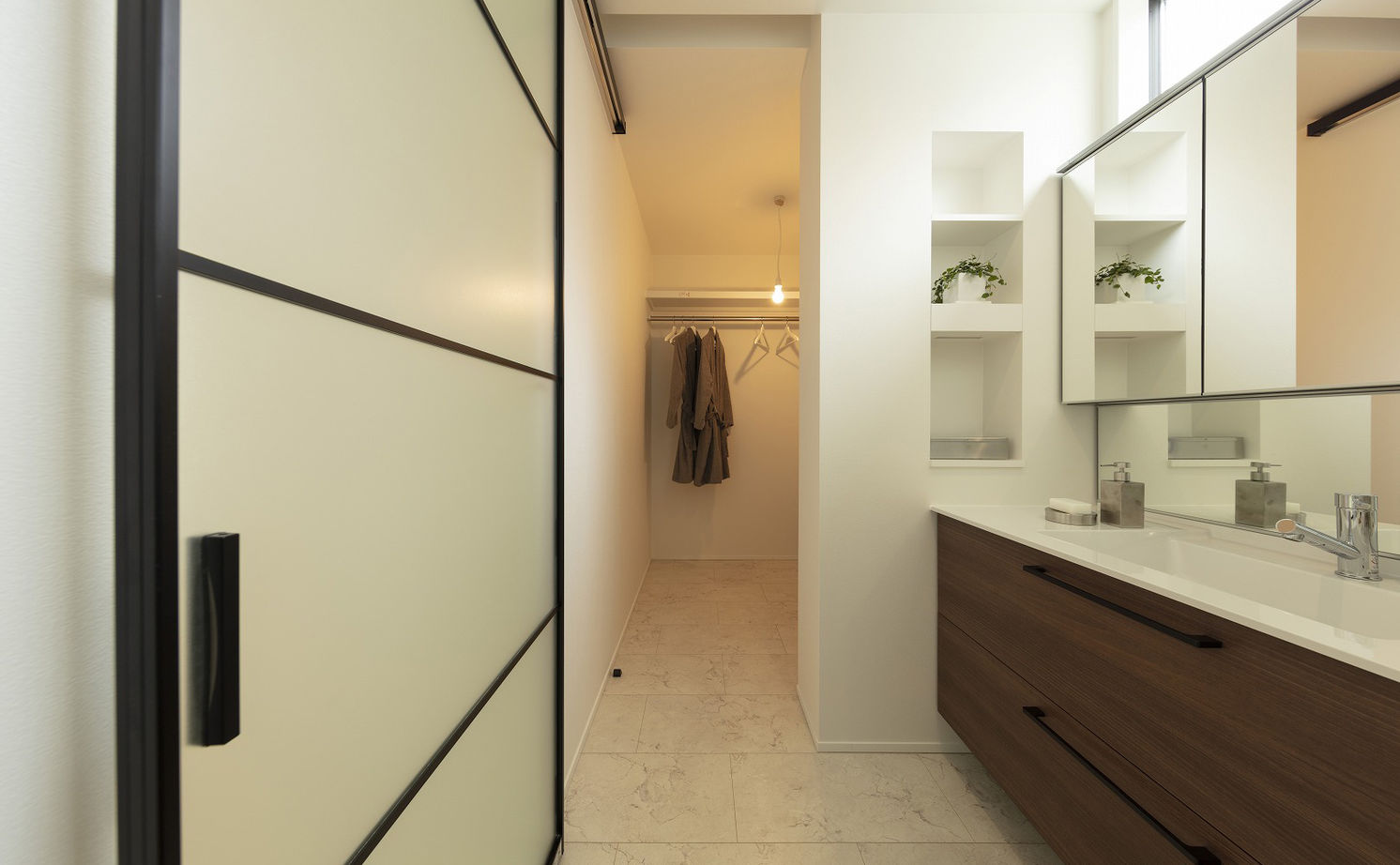 家工房 【2800万円／41坪】中庭に面した開放的な空間と、充実しすぎる収納でデザインと機能性を両立した住まいの建築実例画像10