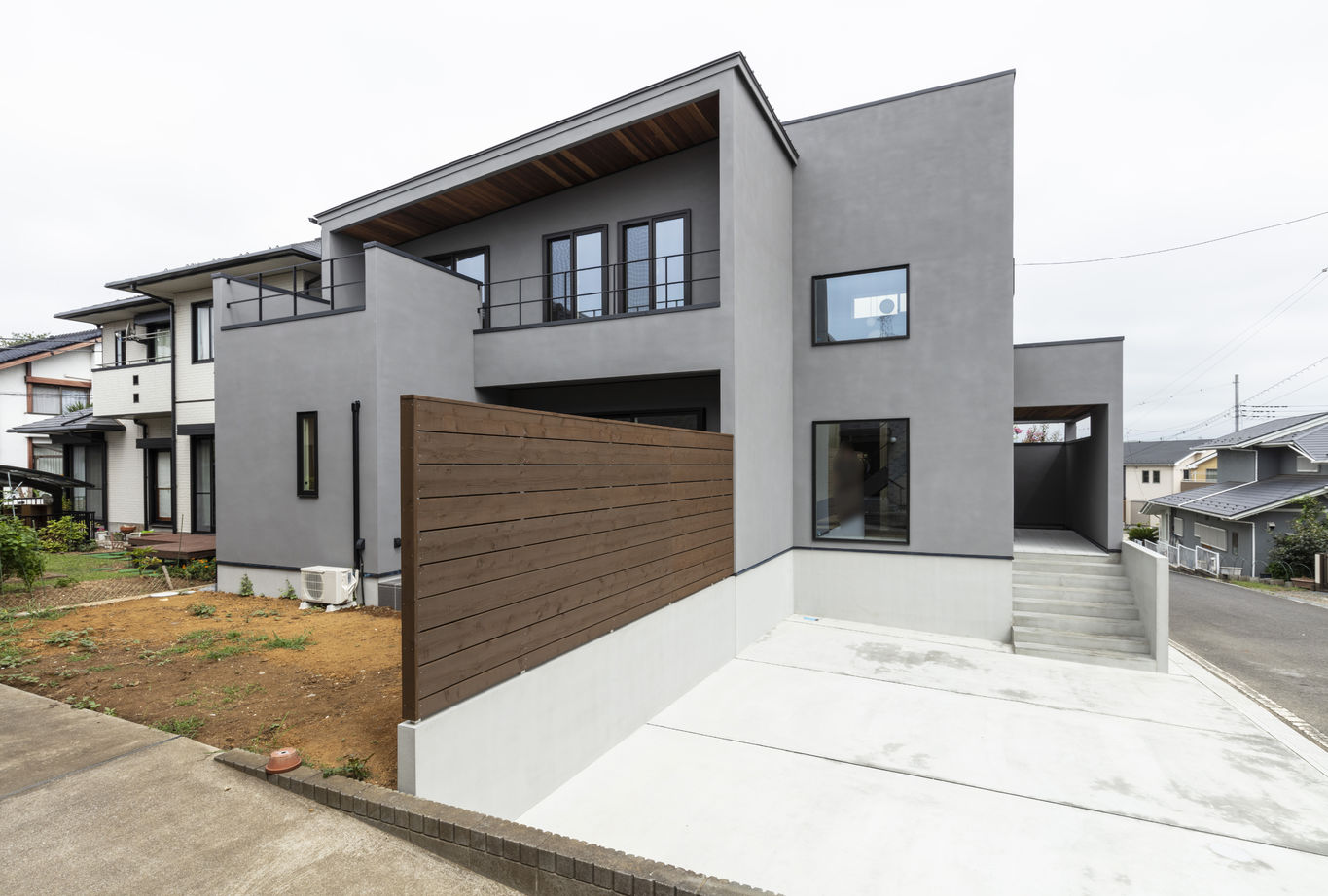 家工房 【3050万円/43.6坪/間取り図有】耐震など性能も妥協なし。細部までこだわりが光るグレイッシュモダンの家の建築実例画像2