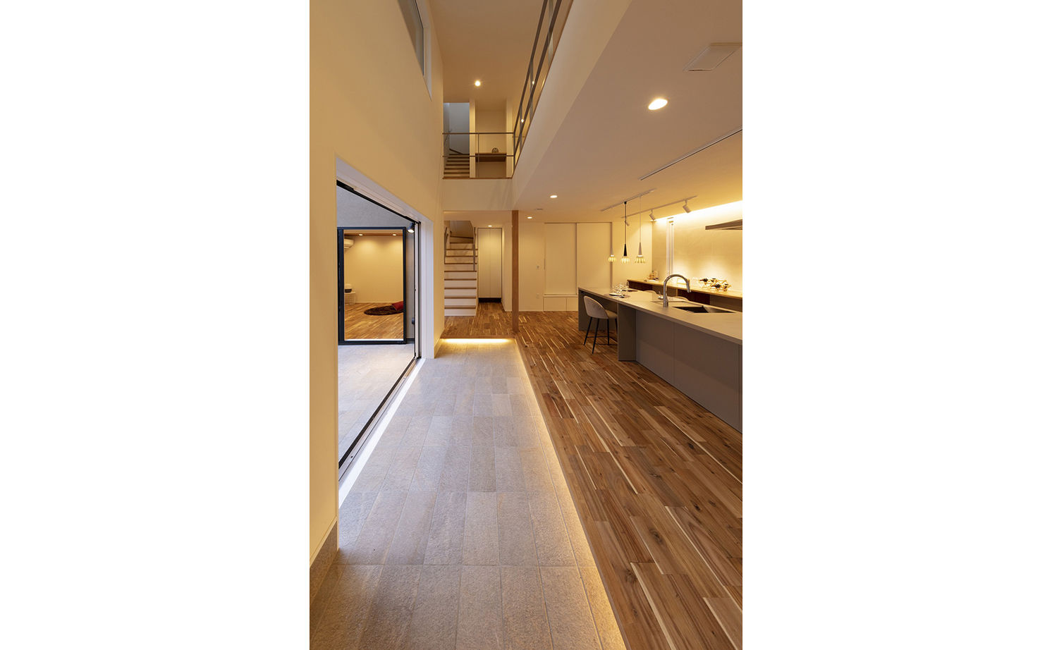 家工房 【4000万円台／51.7坪／間取り図有】家族がそれぞれの時間を好きな場所で楽しめるリゾートモダンの家の建築実例画像2