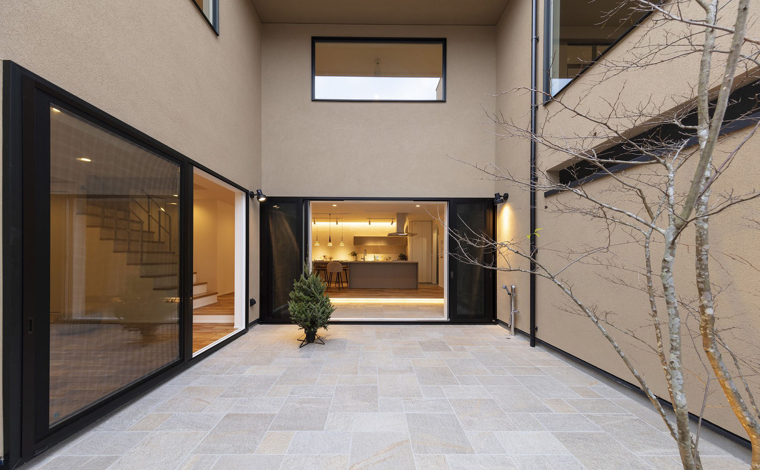 家工房 【4000万円台／51.7坪／間取り図有】家族がそれぞれの時間を好きな場所で楽しめるリゾートモダンの家の建築実例画像3