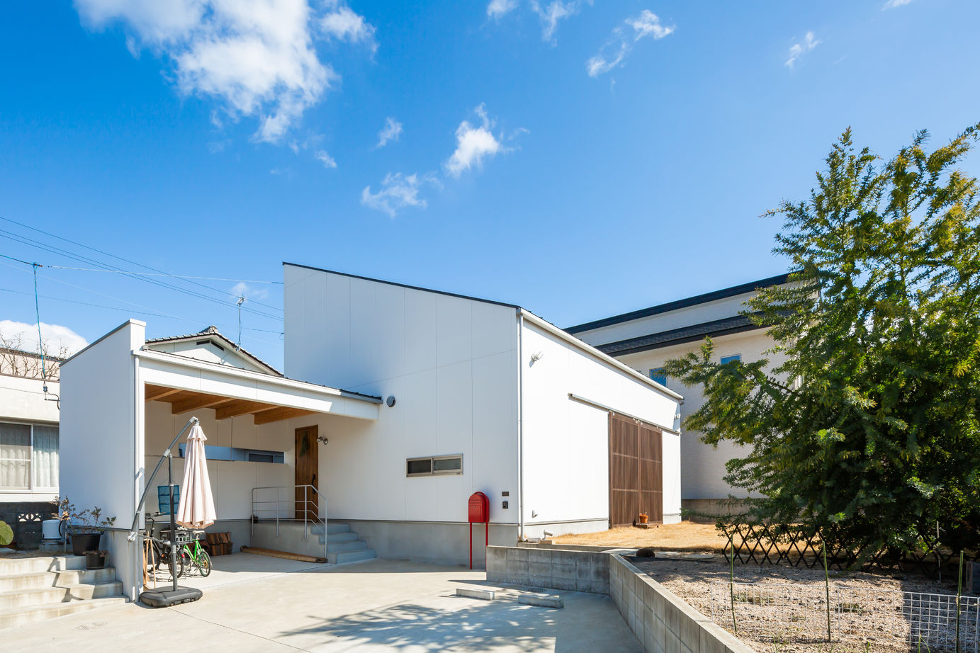 321HOUSE（ミツイハウス） 【造作引き戸／中庭のある家／片流れ屋根】こだわりのキッチンで自然と人が集まる家の建築実例画像2