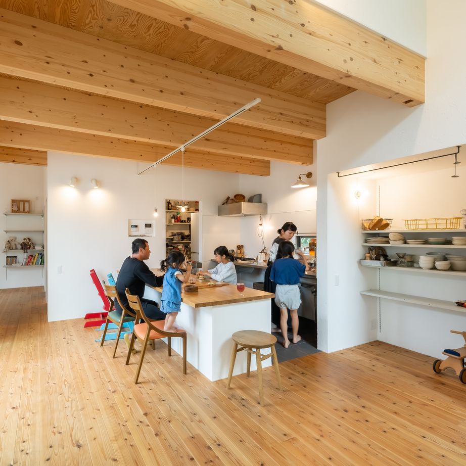 321HOUSE（ミツイハウス） 【造作キッチン／吹抜け／子育て／片流れ】自然の中で自由に暮らす、家族が集まる家の建築実例画像2