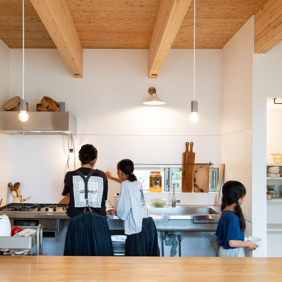 321HOUSE（ミツイハウス） 【造作キッチン／吹抜け／子育て／片流れ】自然の中で自由に暮らす、家族が集まる家の建築実例画像3