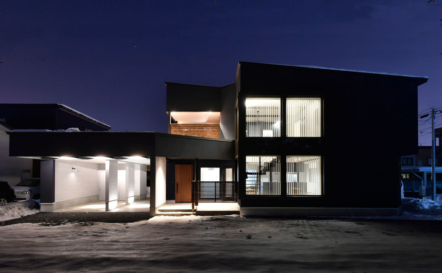 Suumo 2台分のカーポートが一体となった迫力のある外観 無機質な素材と温もりを感じる無垢素材をミックス コクドホーム の建築実例詳細 注文住宅