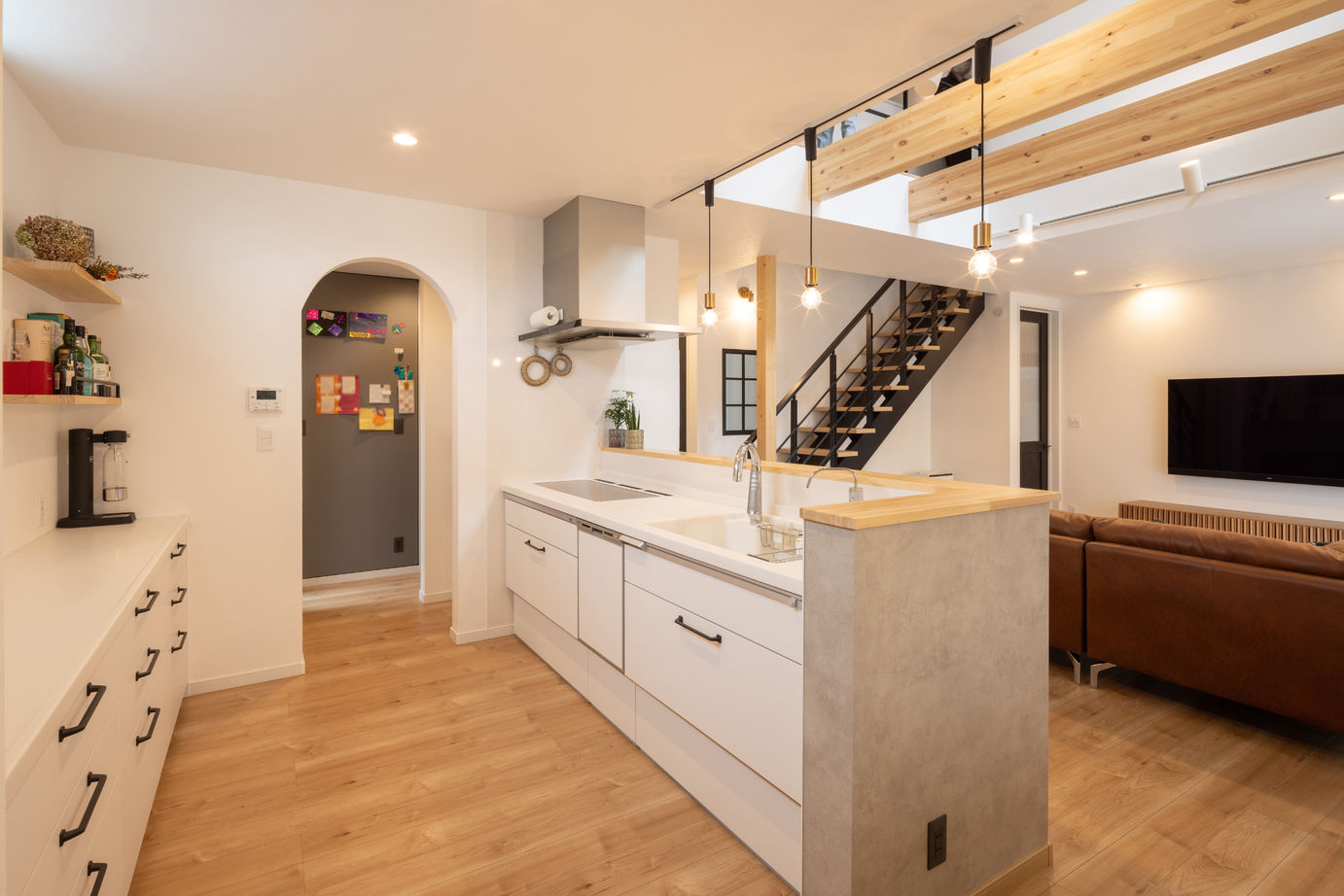 高井工務店 【3000万円台／間取り図有／ランドリールーム】ストレート＆回遊動線で家事をラクに！毎日オシャレが続く家の建築実例画像3