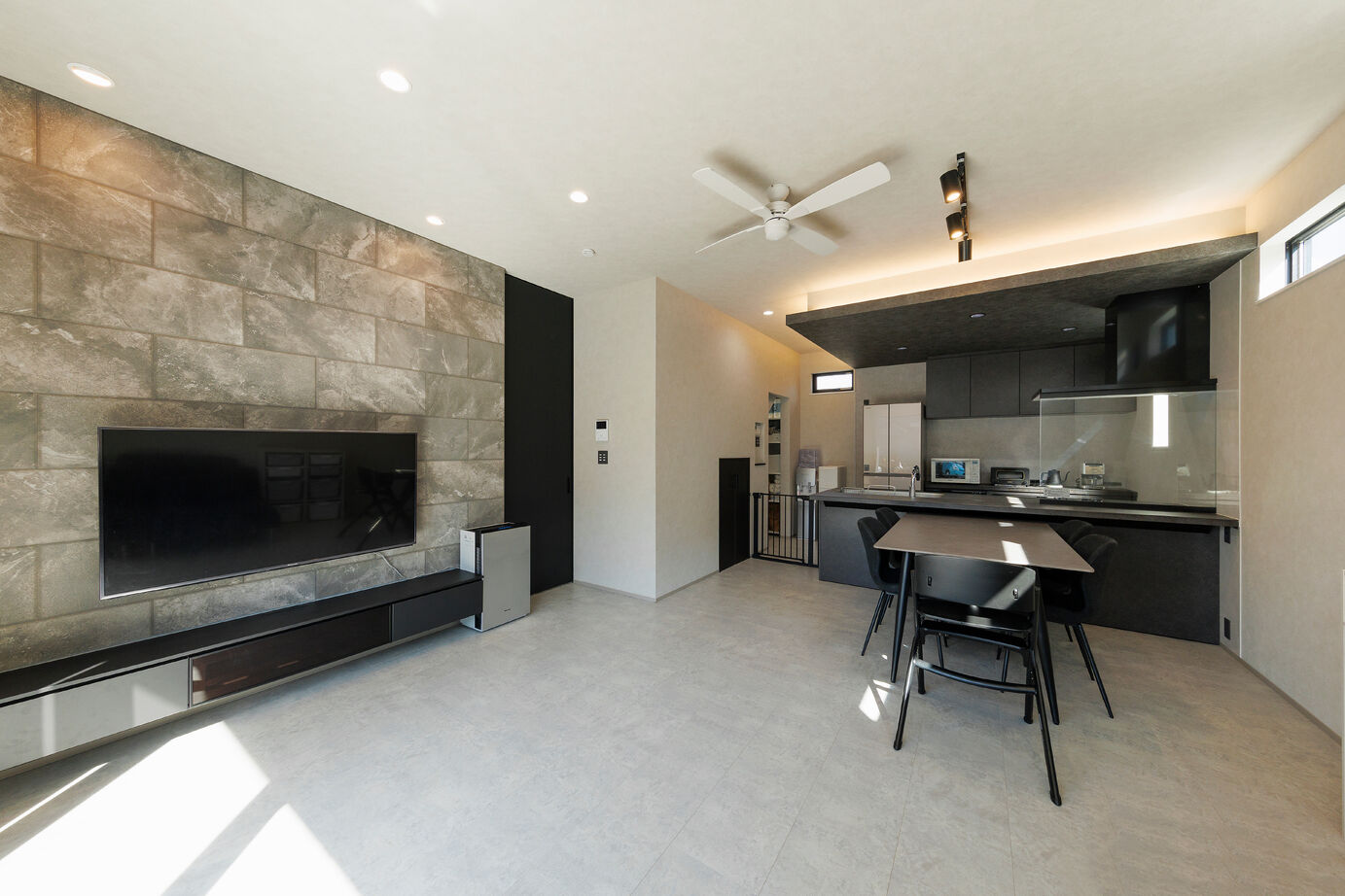 高井工務店 【2000万円台／間取り図有／ファミリークロゼット】子育てライフを快適に！収納＆動線のアイデア満載の家の建築実例画像2