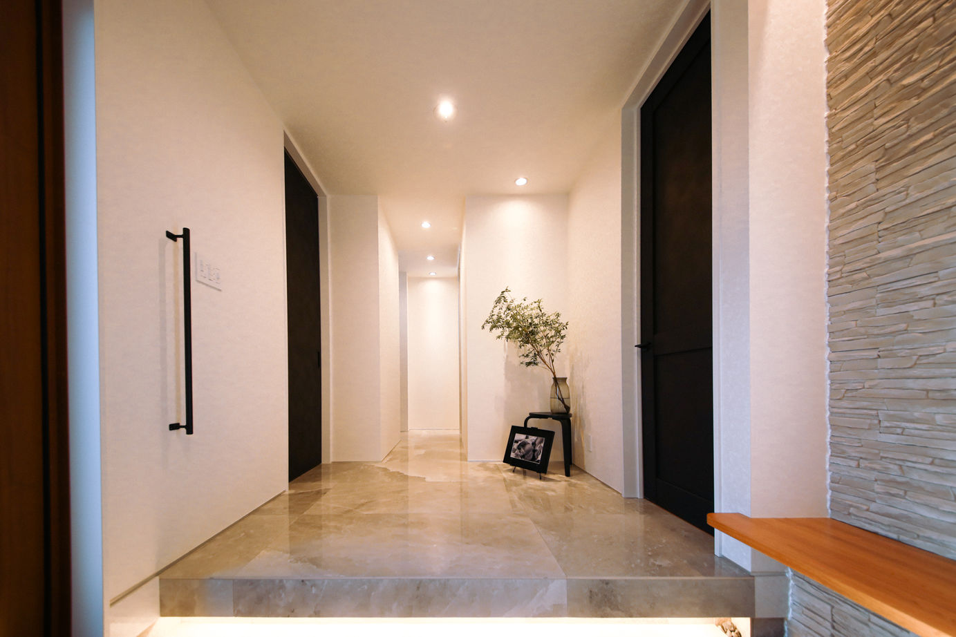 WITHDOM建築設計 【古賀市/間取り図有/２ＬＤＫ/ビルトインガレージ】すべての空間に洗練された質感と癒しを感じる家の建築実例画像7