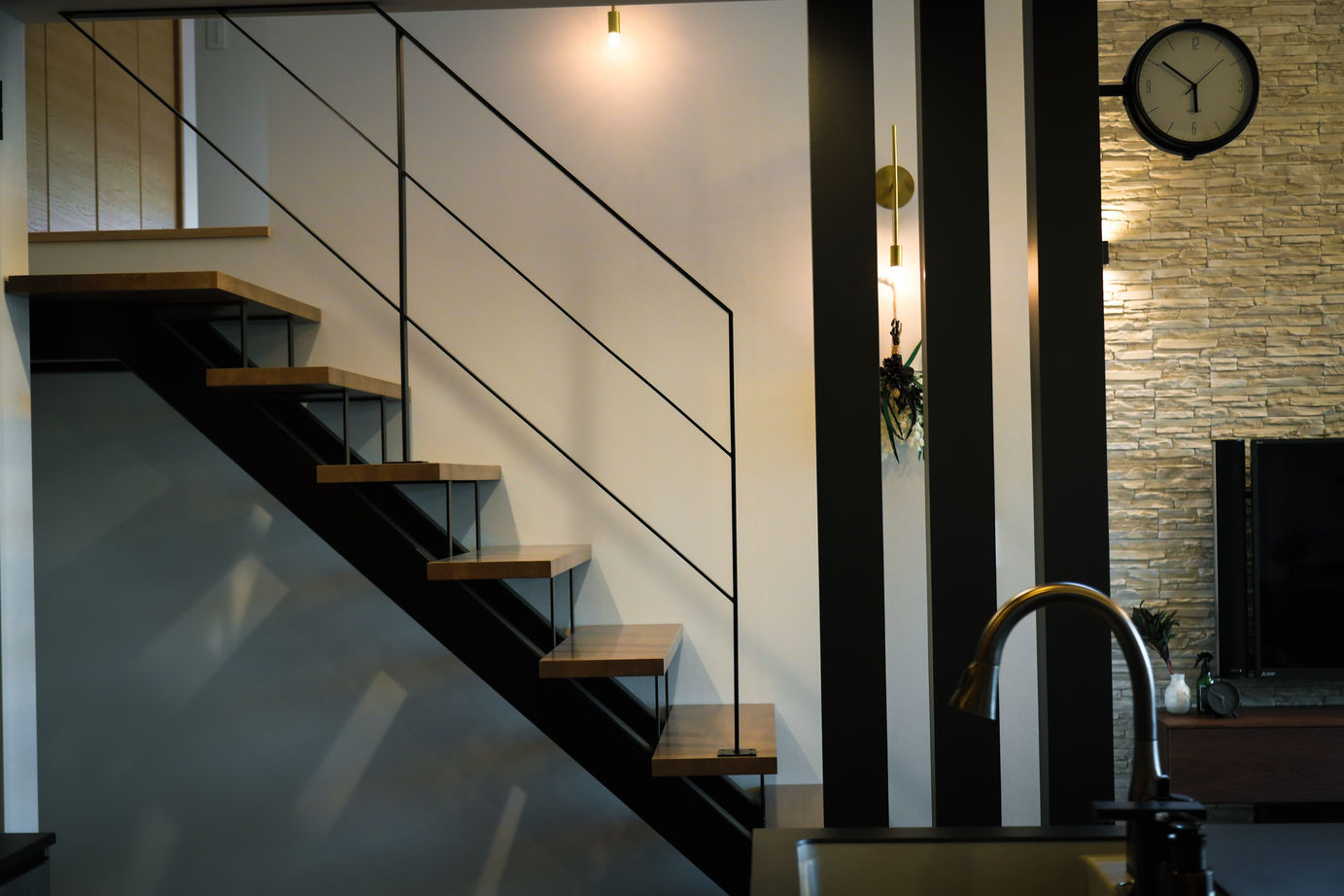 WITHDOM建築設計 【古賀市/間取り図有/２ＬＤＫ/ビルトインガレージ】すべての空間に洗練された質感と癒しを感じる家の建築実例画像8