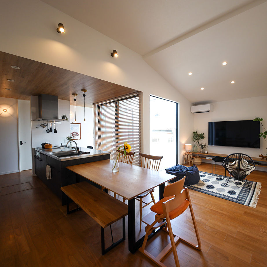 WITHDOM建築設計 【平屋】【古賀市/4LDK/29.4坪/インナーデッキ/間取り図有】アトリエ建築家と建てたコの字型の平屋の建築実例画像2