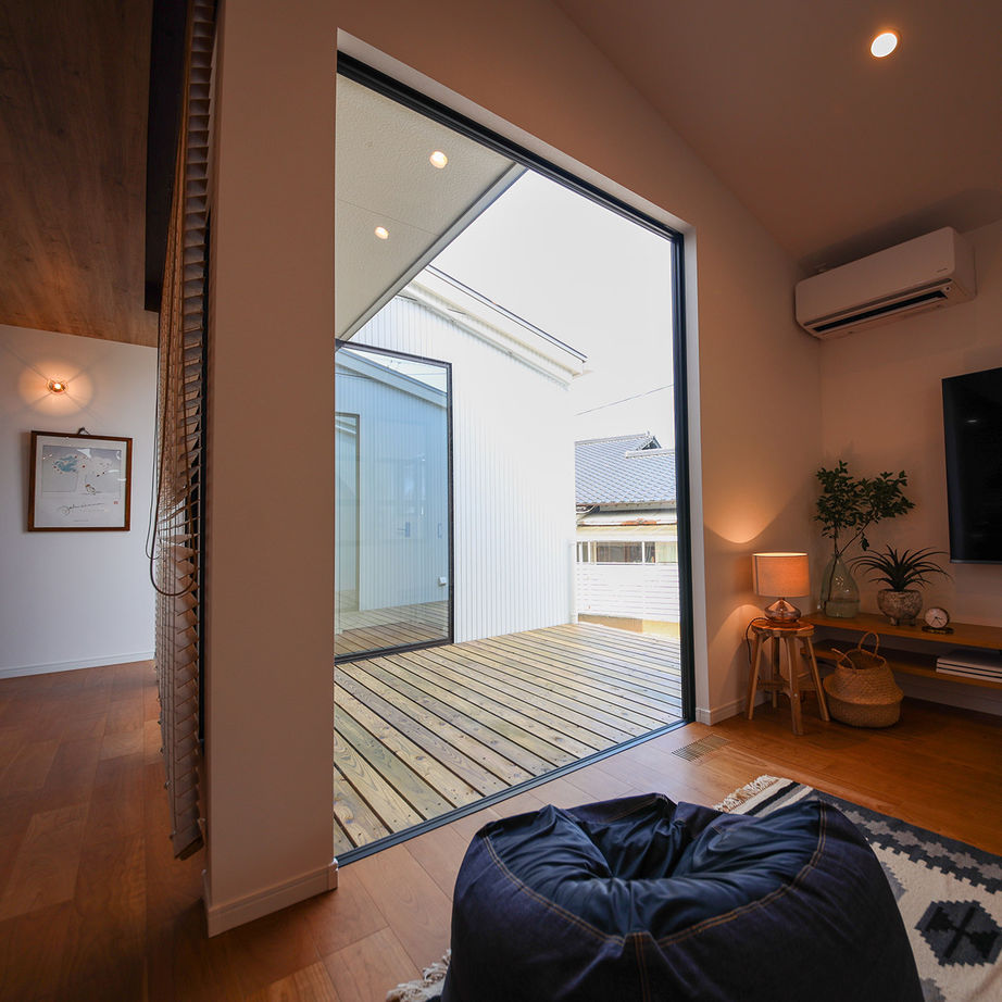 WITHDOM建築設計 【平屋】【古賀市/4LDK/29.4坪/インナーデッキ/間取り図有】アトリエ建築家と建てたコの字型の平屋の建築実例画像3