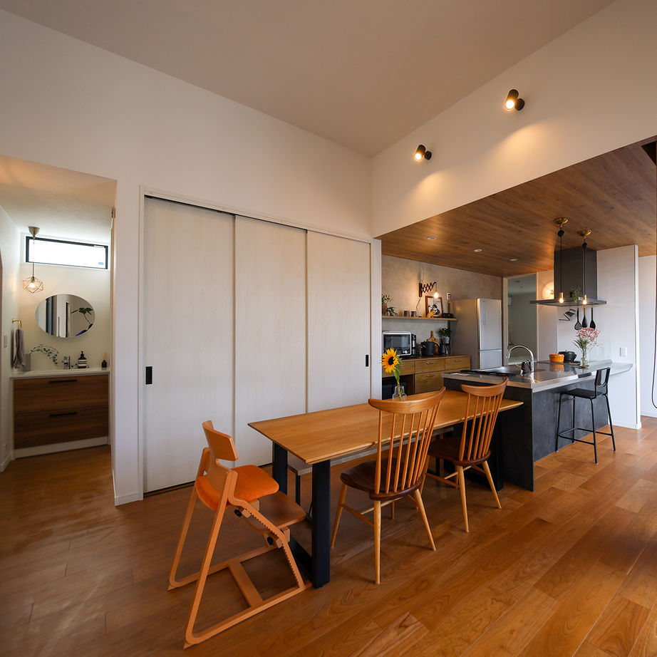 WITHDOM建築設計 【平屋】【古賀市/4LDK/29.4坪/インナーデッキ/間取り図有】アトリエ建築家と建てたコの字型の平屋の建築実例画像4