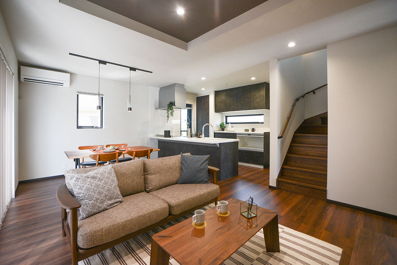 みんなの家 【1977万円／30坪／東近江市】荷物を出し入れしやすく、洗濯物もすぐに片付けられるファミリークローゼットの建築実例画像2