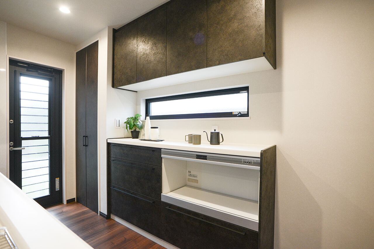 みんなの家 【1977万円／30坪／東近江市】荷物を出し入れしやすく、洗濯物もすぐに片付けられるファミリークローゼットの建築実例画像4