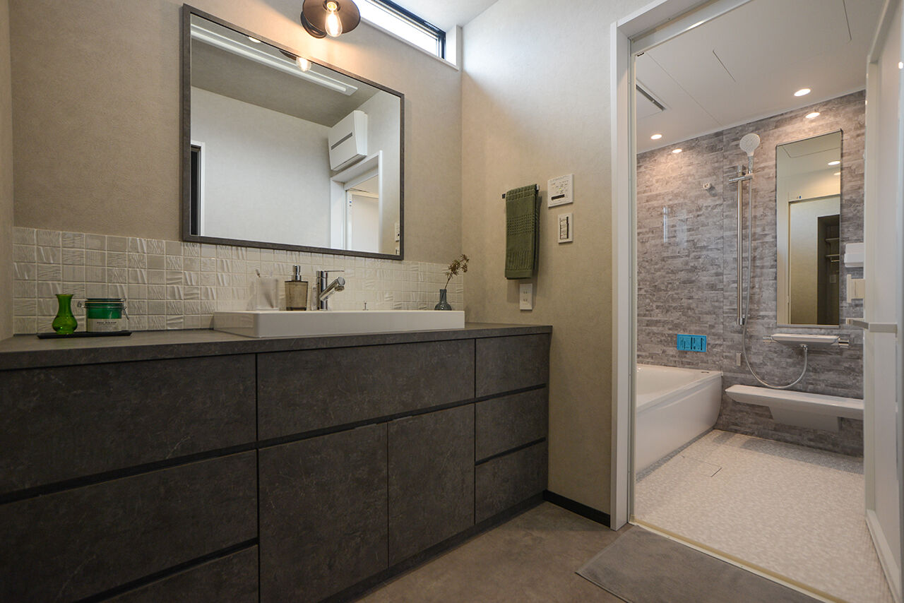 みんなの家 【1977万円／30坪／東近江市】荷物を出し入れしやすく、洗濯物もすぐに片付けられるファミリークローゼットの建築実例画像5