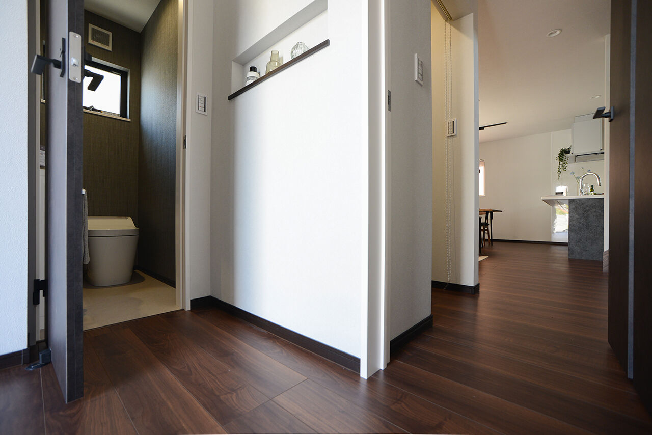 みんなの家 【1977万円／30坪／東近江市】荷物を出し入れしやすく、洗濯物もすぐに片付けられるファミリークローゼットの建築実例画像6