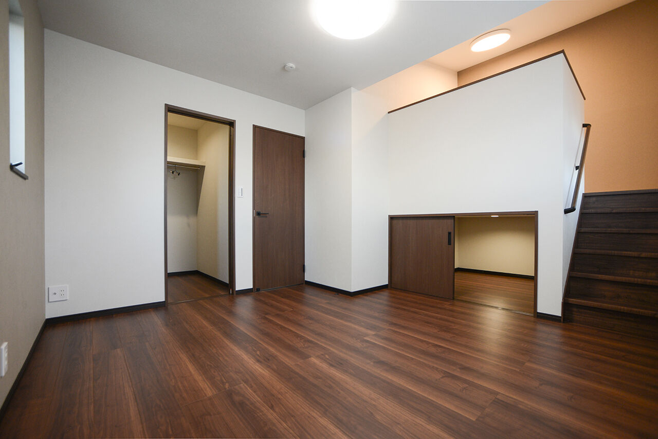 みんなの家 【1977万円／30坪／東近江市】荷物を出し入れしやすく、洗濯物もすぐに片付けられるファミリークローゼットの建築実例画像7