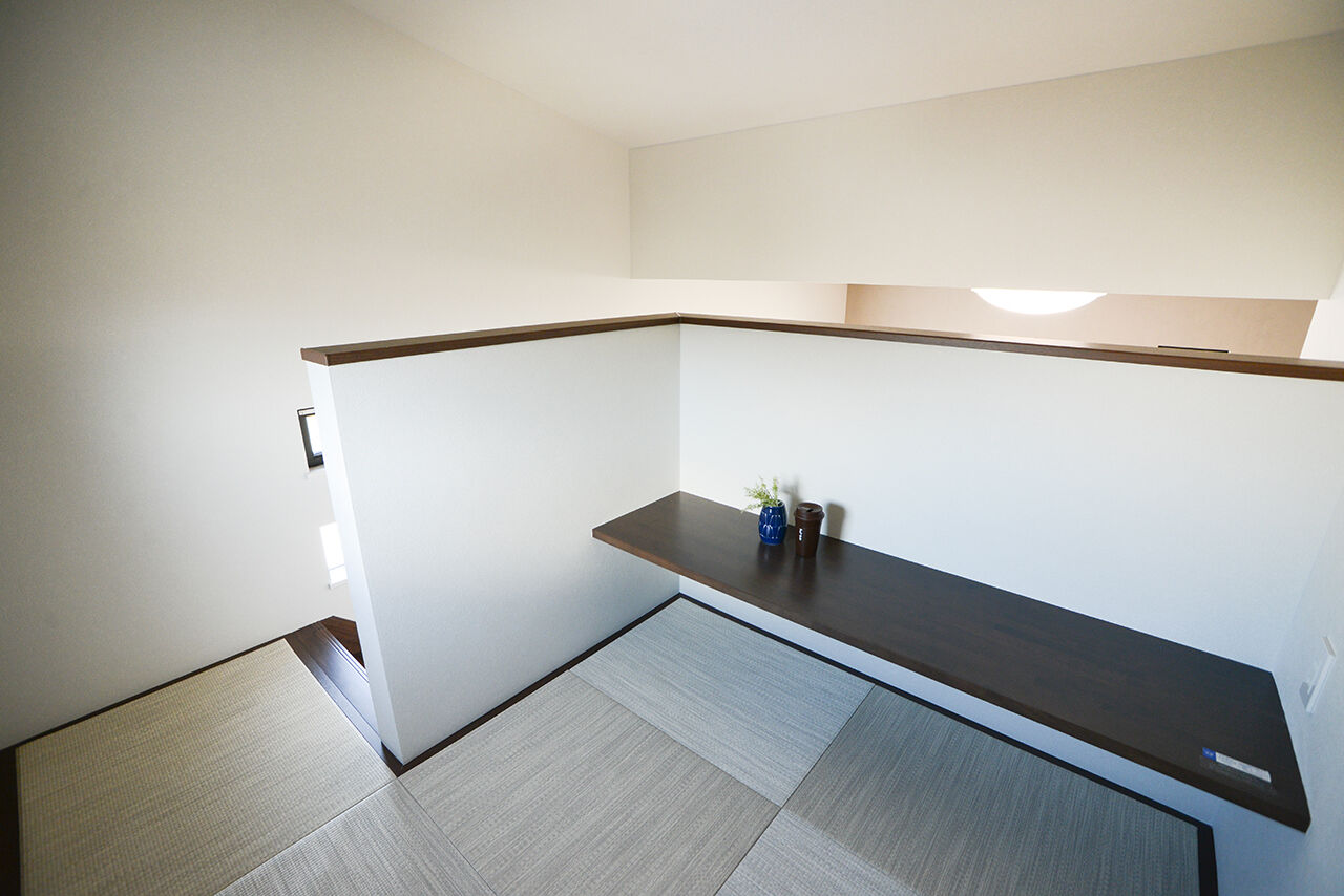 みんなの家 【1977万円／30坪／東近江市】荷物を出し入れしやすく、洗濯物もすぐに片付けられるファミリークローゼットの建築実例画像8