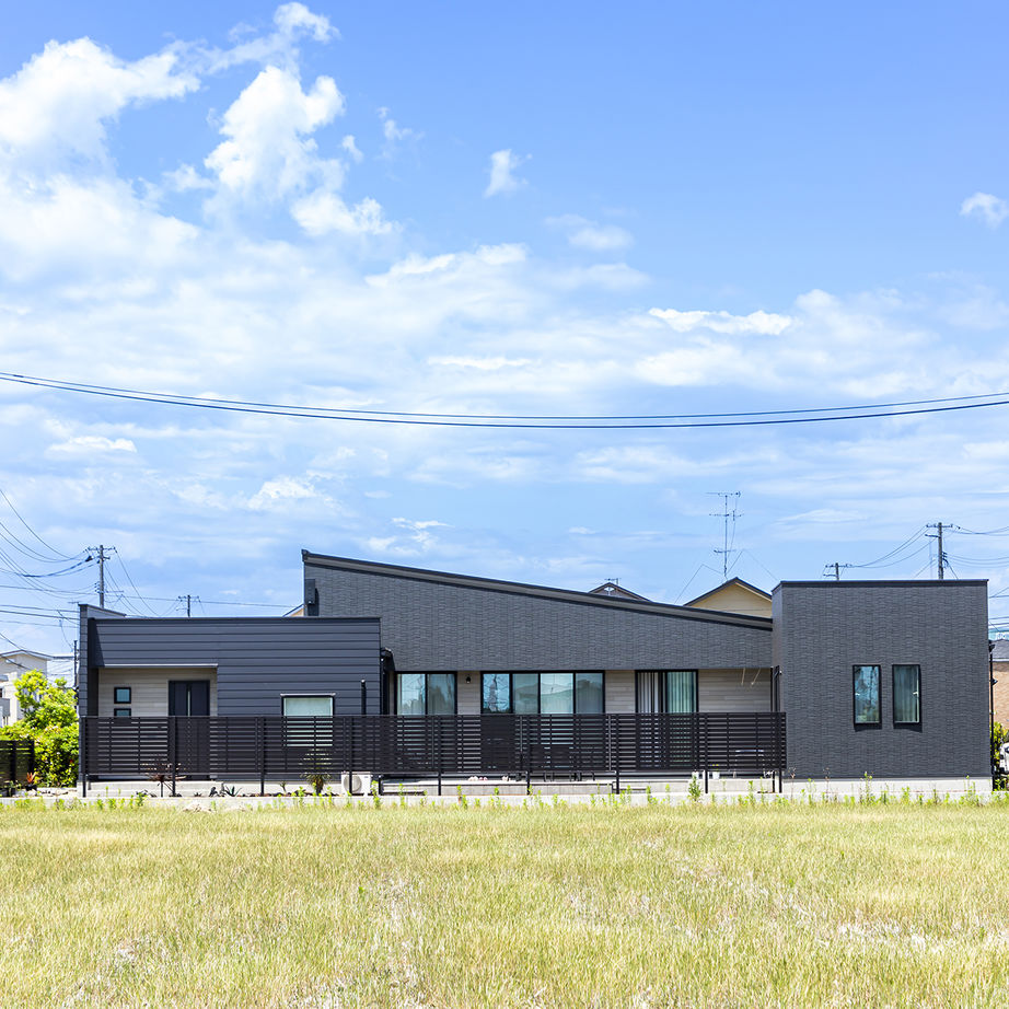 アイフルホーム　仙台・宮城北・石巻・古川 【間取図有】「建てるなら平屋！」を優先して、アウトドアも存分に楽しめる住まいを実現の建築実例画像2