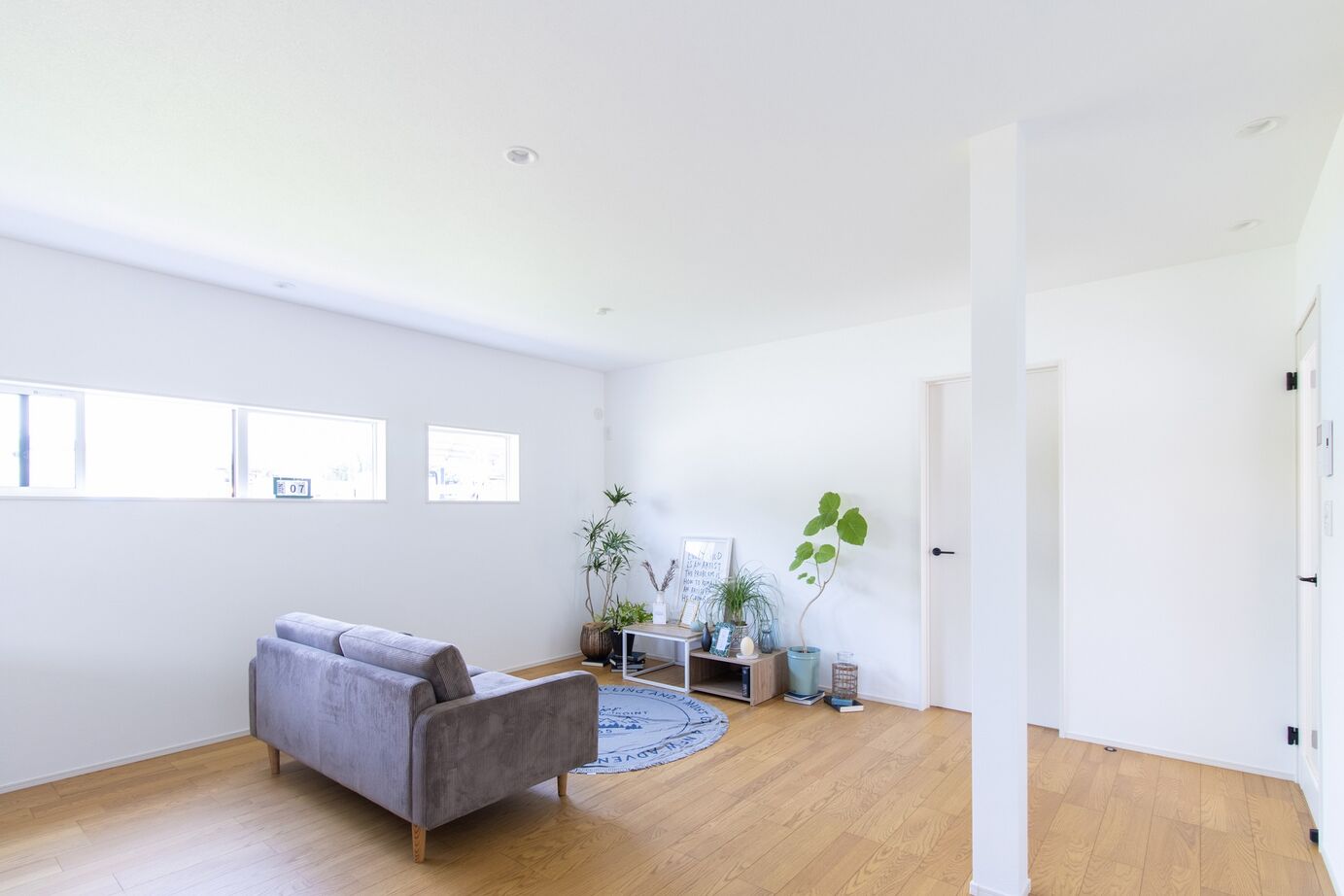 サンエルホーム 【1300万円/24.5坪/間取り図有】白い壁と木の質感を感じられる玄関ドアの平屋の建築実例画像2