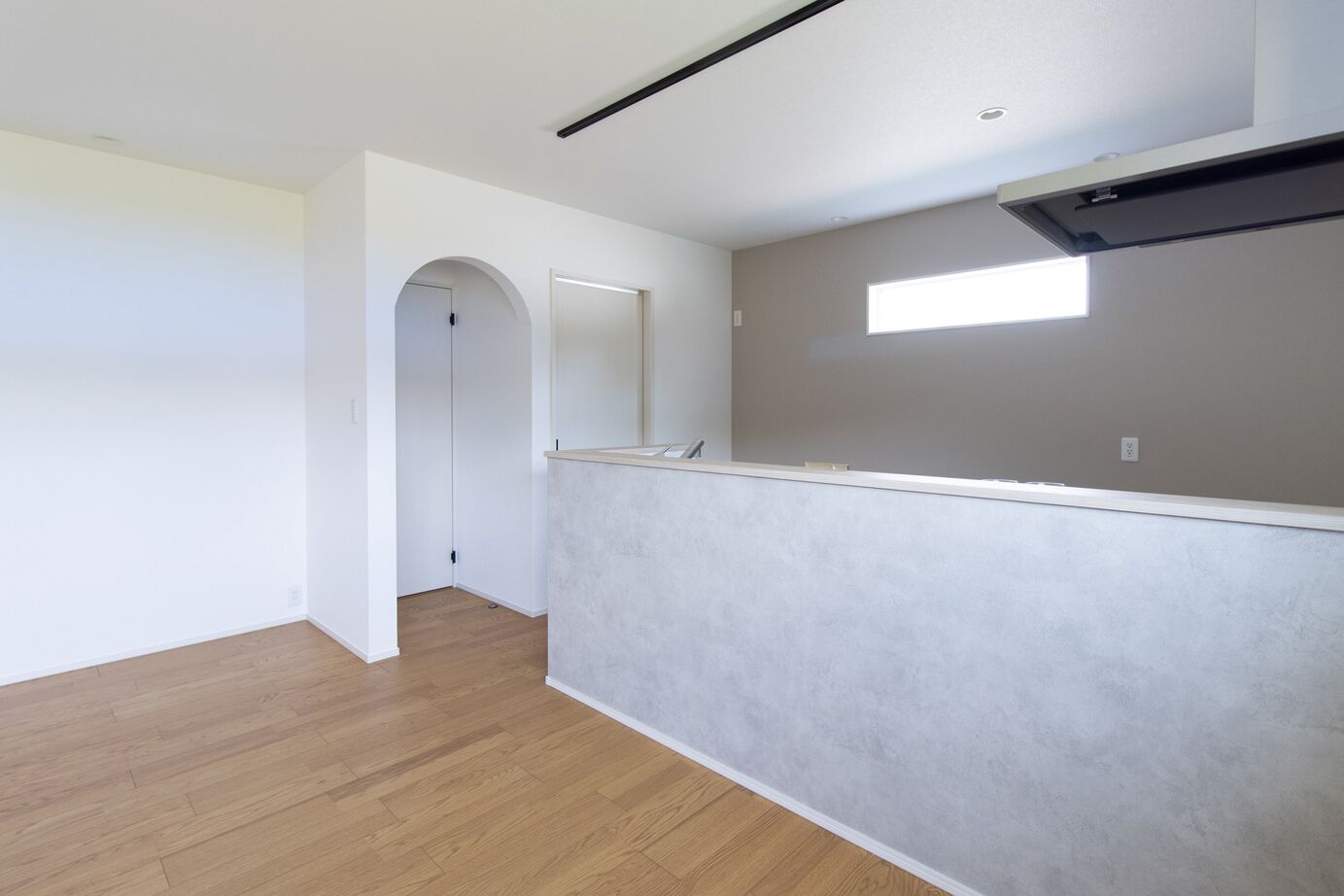 サンエルホーム 【1300万円/24.5坪/間取り図有】白い壁と木の質感を感じられる玄関ドアの平屋の建築実例画像3