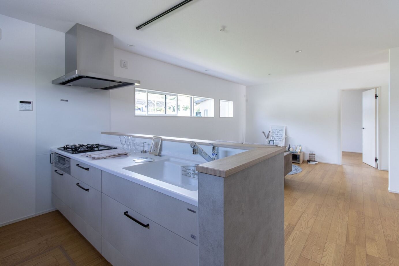 サンエルホーム 【1300万円/24.5坪/間取り図有】白い壁と木の質感を感じられる玄関ドアの平屋の建築実例画像4