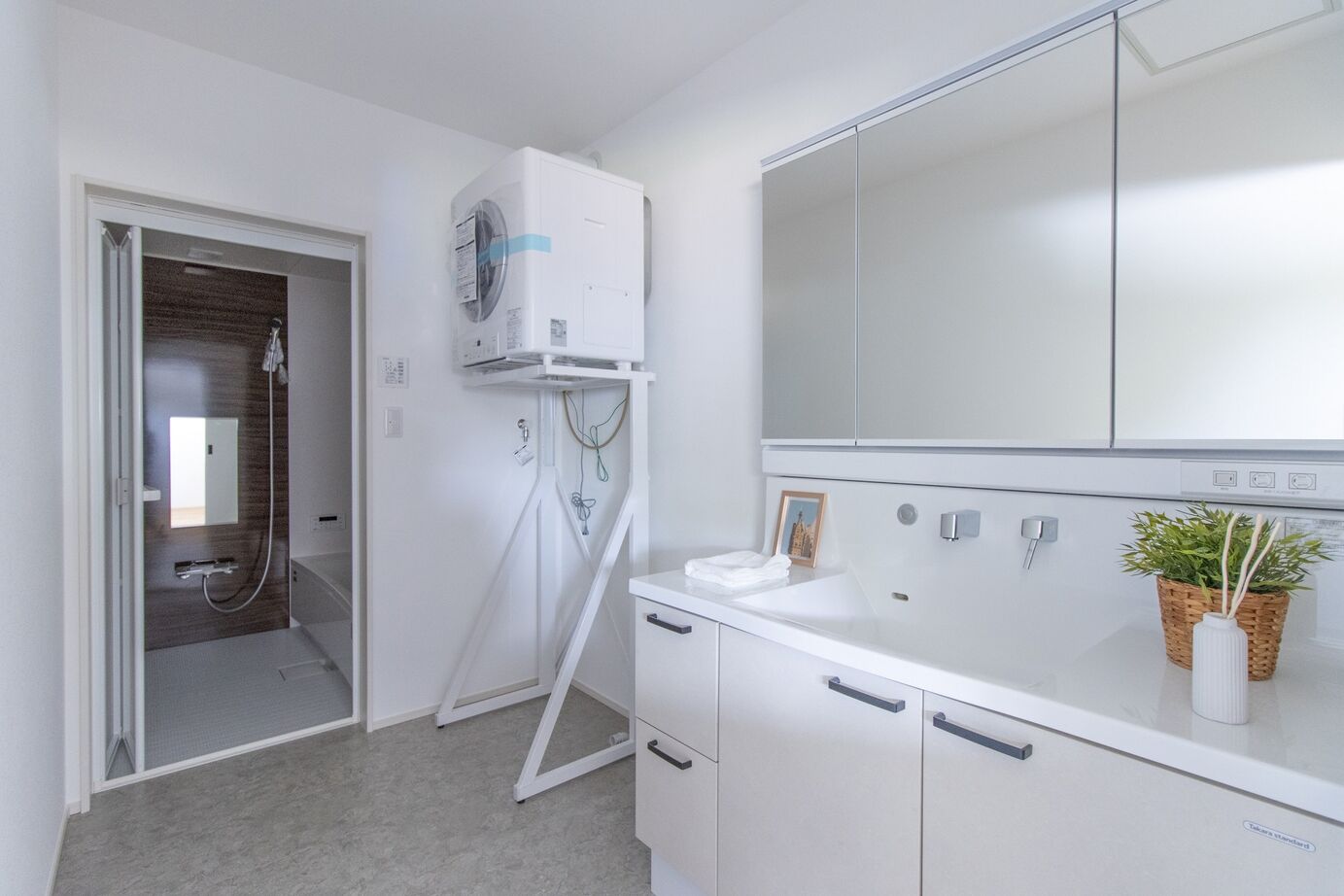 サンエルホーム 【1300万円/24.5坪/間取り図有】白い壁と木の質感を感じられる玄関ドアの平屋の建築実例画像5