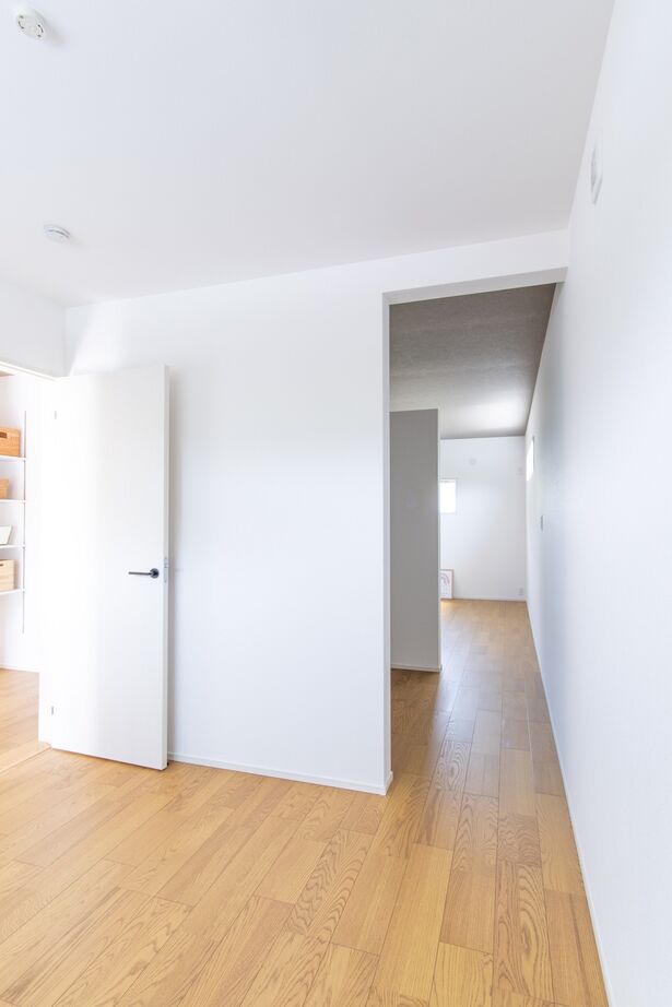 サンエルホーム 【1300万円/24.5坪/間取り図有】白い壁と木の質感を感じられる玄関ドアの平屋の建築実例画像6