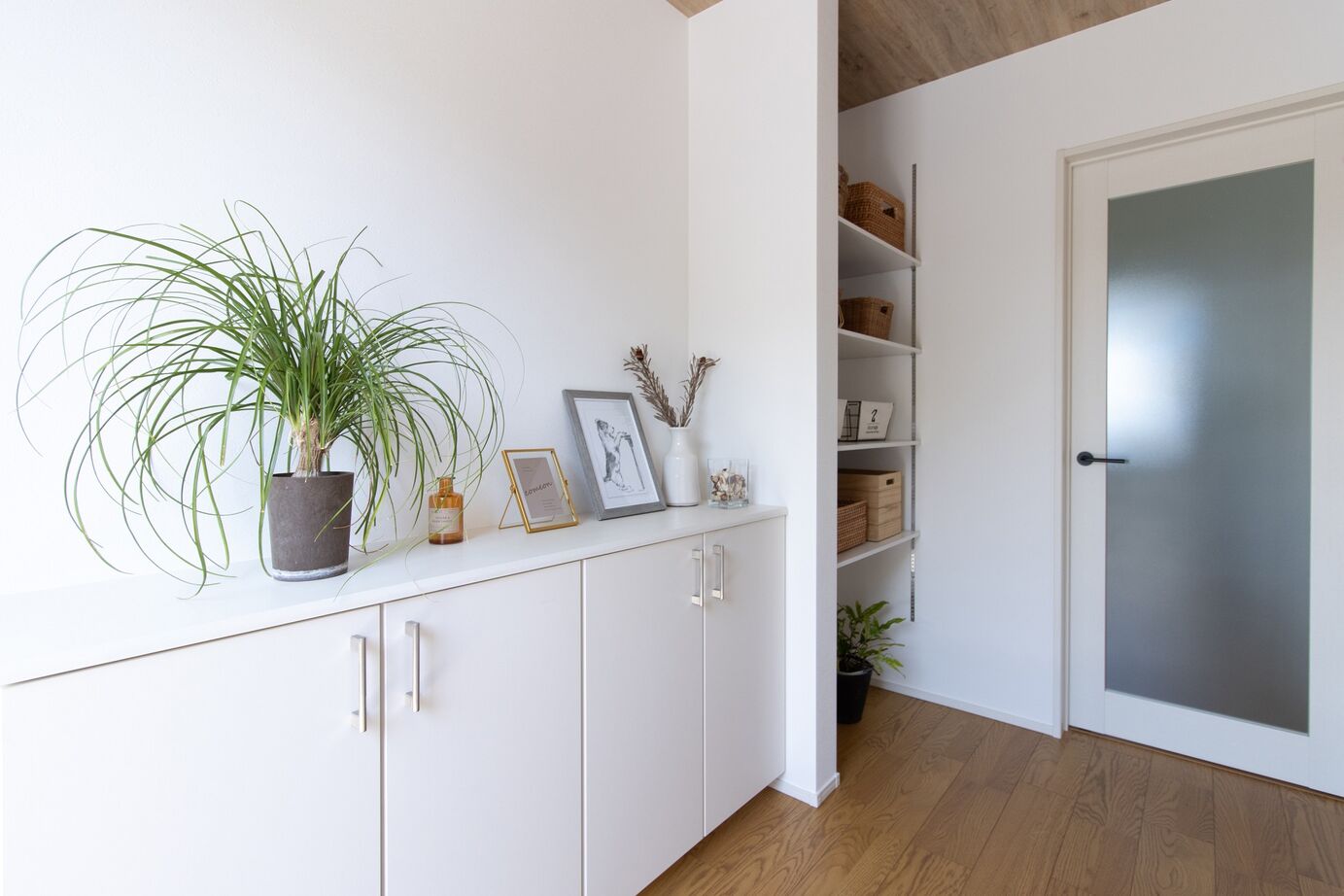 サンエルホーム 【1300万円/24.5坪/間取り図有】白い壁と木の質感を感じられる玄関ドアの平屋の建築実例画像8