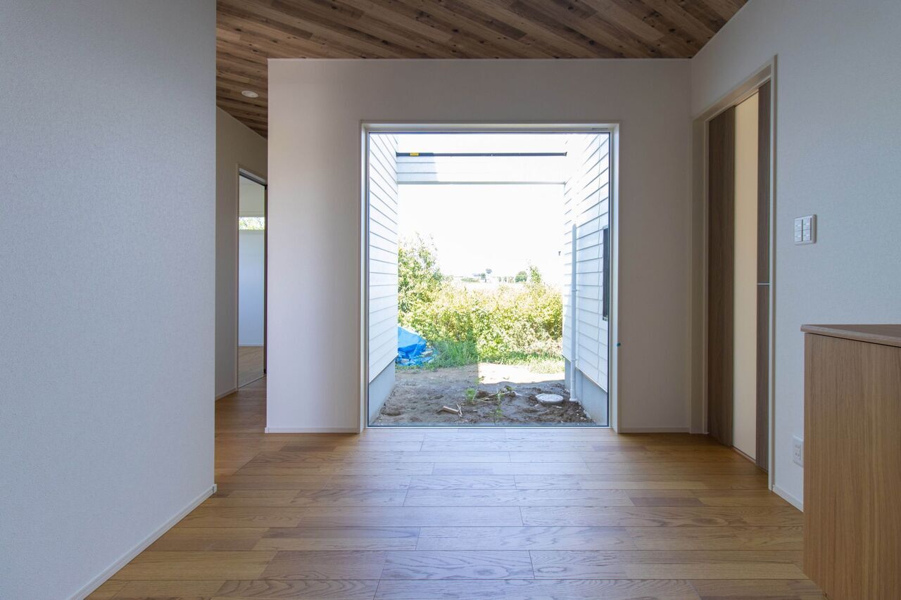 サンエルホーム 【2450万円/32坪/平屋/隠し扉】遊び心のあるカリフォルニアスタイルの平屋の建築実例画像2