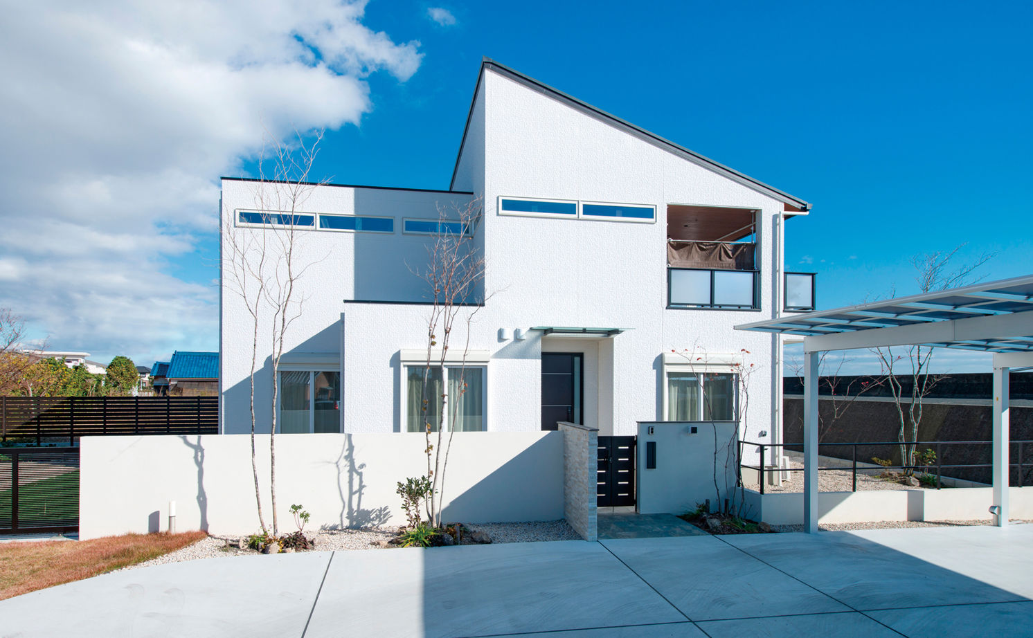 三交ホーム 【２世帯×２階リビング×ZEH】海を一望できるかっこいいシーサイドハウス。「温度差がなくて快適です」の建築実例画像2