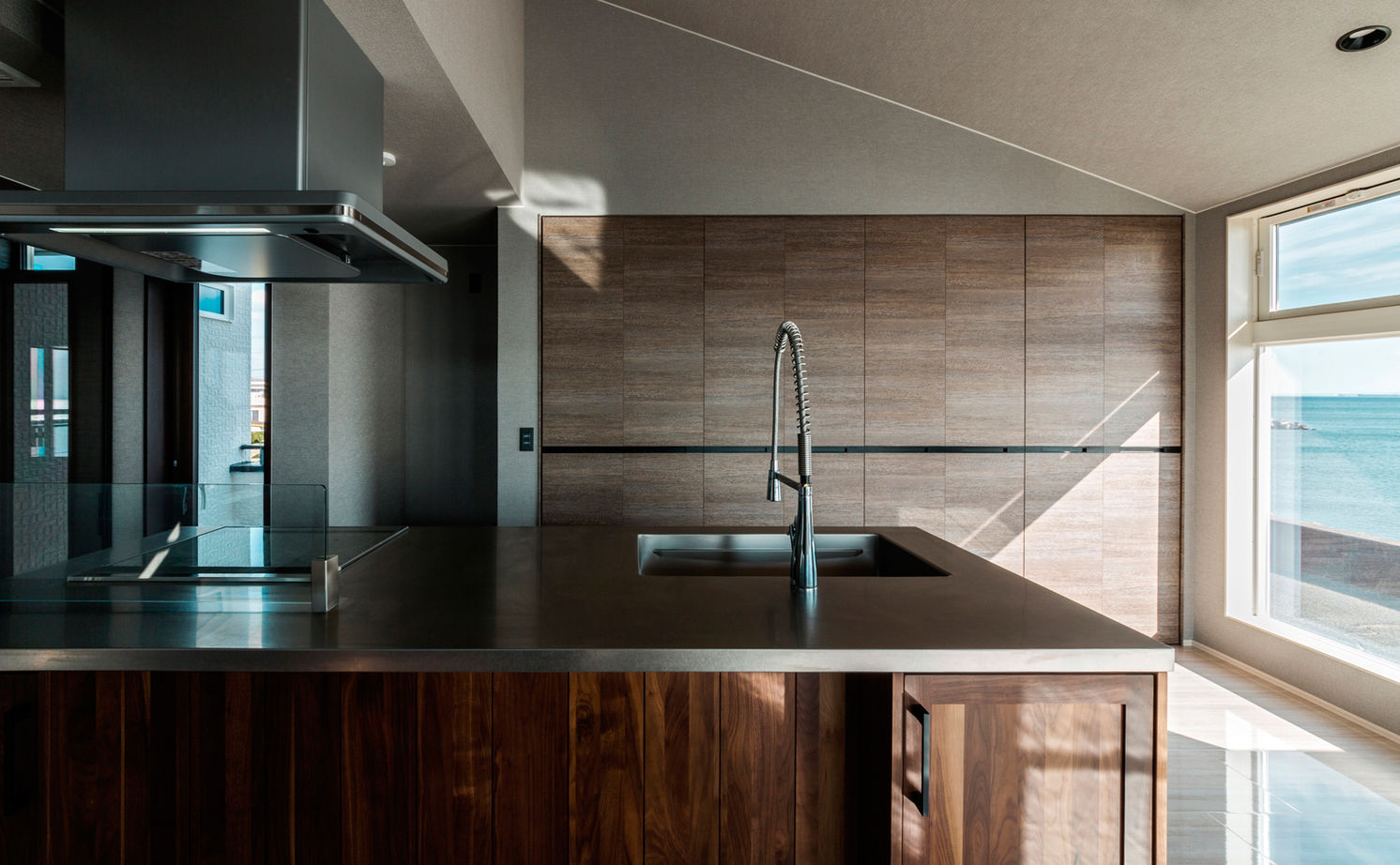 三交ホーム 【２世帯×２階リビング×ZEH】海を一望できるかっこいいシーサイドハウス。「温度差がなくて快適です」の建築実例画像3