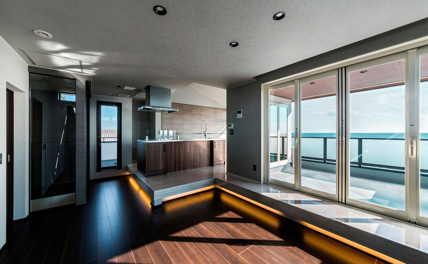 三交ホーム 【２世帯×２階リビング×ZEH】海を一望できるかっこいいシーサイドハウス。「温度差がなくて快適です」の建築実例画像4