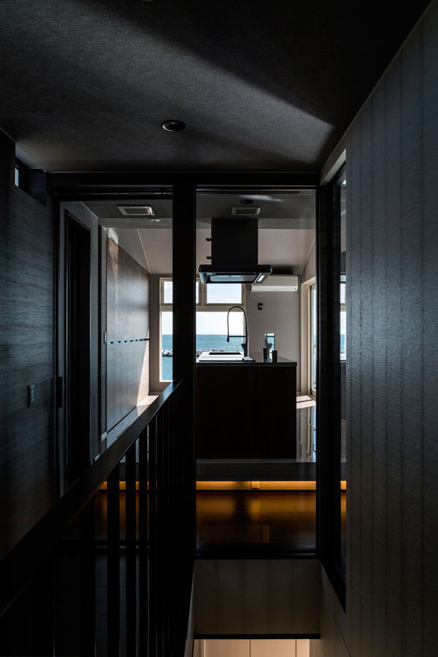 三交ホーム 【２世帯×２階リビング×ZEH】海を一望できるかっこいいシーサイドハウス。「温度差がなくて快適です」の建築実例画像5