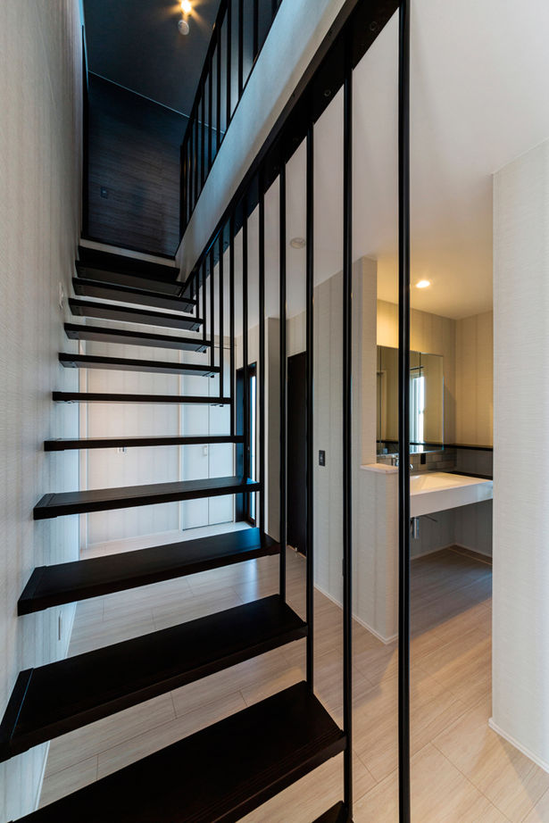 三交ホーム 【２世帯×２階リビング×ZEH】海を一望できるかっこいいシーサイドハウス。「温度差がなくて快適です」の建築実例画像6