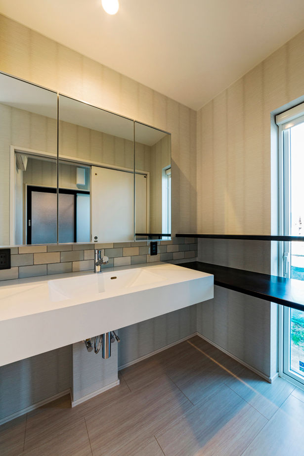 三交ホーム 【２世帯×２階リビング×ZEH】海を一望できるかっこいいシーサイドハウス。「温度差がなくて快適です」の建築実例画像7