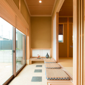 三交ホーム 【平屋×坪庭】子育て後の夫婦２人の暮らしに寄り添う、和×アジアンな平屋の住まいの建築実例画像2