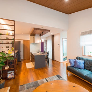 三交ホーム 【平屋×坪庭】子育て後の夫婦２人の暮らしに寄り添う、和×アジアンな平屋の住まいの建築実例画像4