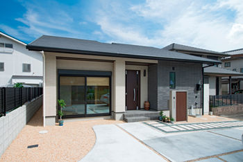 三交ホーム 【平屋×坪庭】子育て後の夫婦２人の暮らしに寄り添う、和×アジアンな平屋の住まいの建築実例画像6