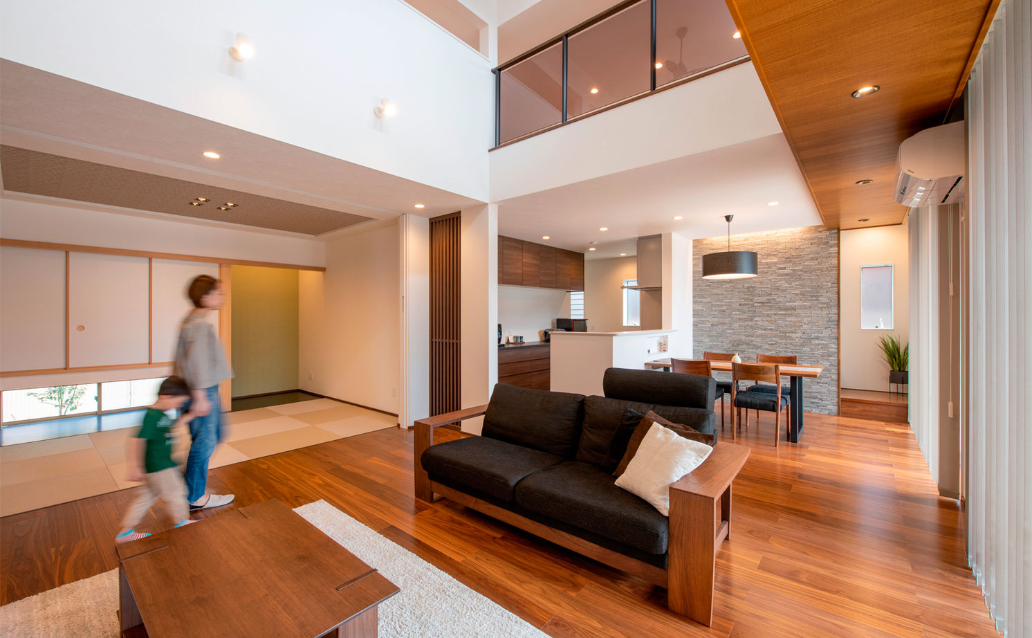 三交ホーム 【3000万円台｜L字型平屋×インナーガレージ｜間取り有】風情ある街並みに映える大迫力の和モダン邸宅の建築実例画像2