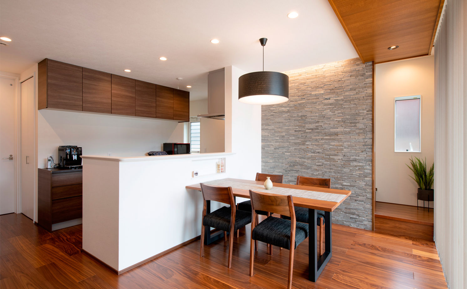 三交ホーム 【3000万円台｜L字型平屋×インナーガレージ｜間取り有】風情ある街並みに映える大迫力の和モダン邸宅の建築実例画像4