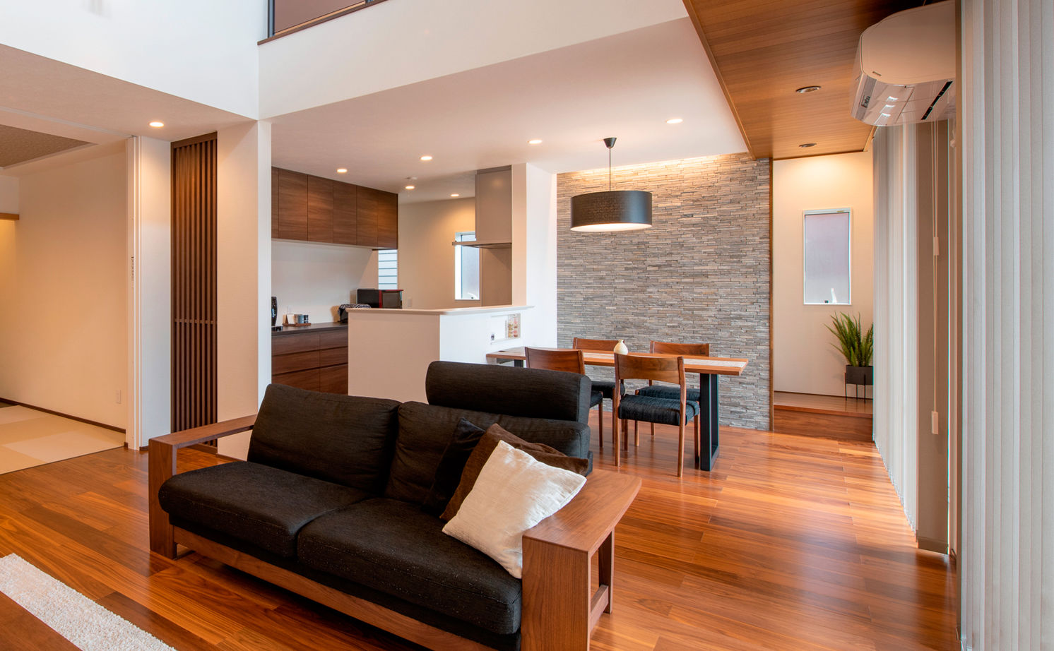 三交ホーム 【3000万円台｜L字型平屋×インナーガレージ｜間取り有】風情ある街並みに映える大迫力の和モダン邸宅の建築実例画像7