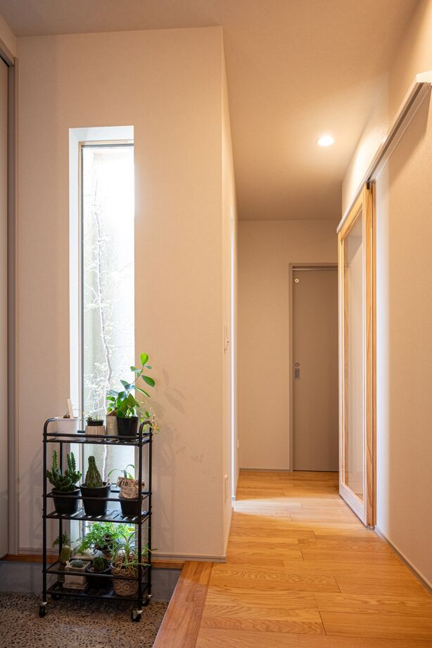 三交ホーム 【三重県｜2000万円台｜30坪台】カッコいい外観＆ナチュラルなインテリア、家事ラクも叶えた暖かく快適な家の建築実例画像7