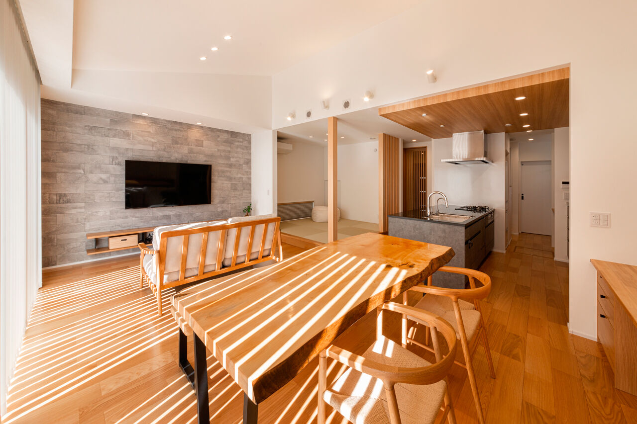 三交ホーム 【愛知県｜30坪台の２階建て】共働き夫婦が考えた家事ラク間取り。平屋的に暮らせる木×グレーの高性能住宅の建築実例画像2