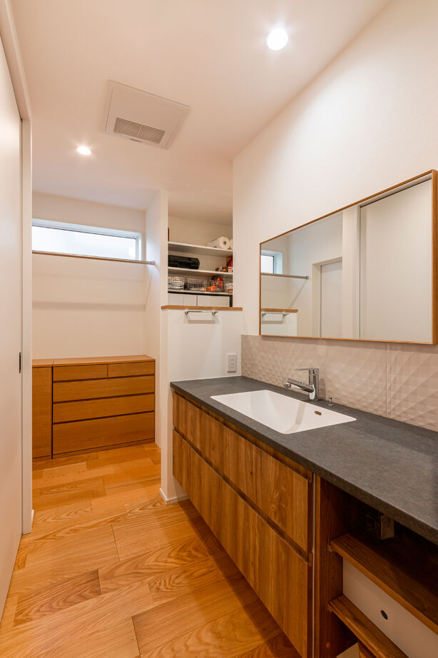 三交ホーム 【愛知県｜30坪台の２階建て】共働き夫婦が考えた家事ラク間取り。平屋的に暮らせる木×グレーの高性能住宅の建築実例画像6