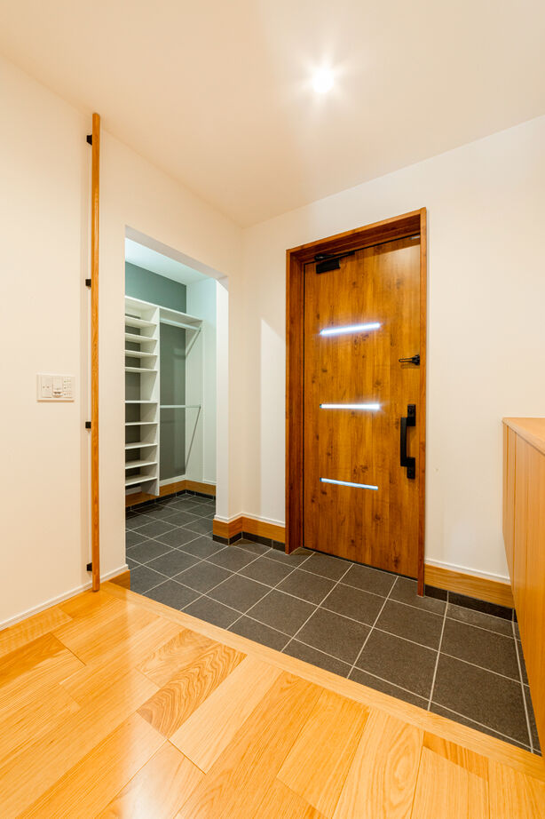 三交ホーム 【愛知県｜30坪台の２階建て】共働き夫婦が考えた家事ラク間取り。平屋的に暮らせる木×グレーの高性能住宅の建築実例画像9