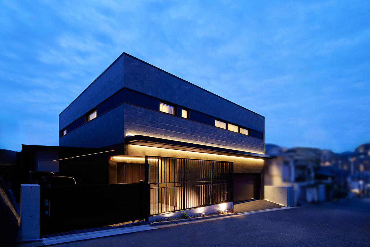 高翔 【神戸市】思わず目を奪われる圧倒的な重厚感。ラグジュアリーホテルのように非日常感あふれるRC造の家の建築実例画像