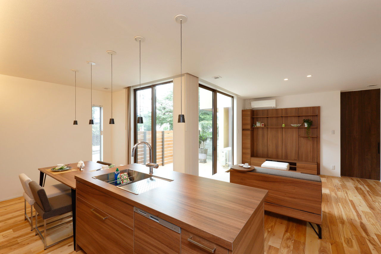 アイムの家熊本（トータルインフォメーション） 【2000～2499万円／広々LDK22帖／スキップフロア／和風モダン】2列型キッチンとウッドデッキが家族を繋ぐ家の建築実例画像3