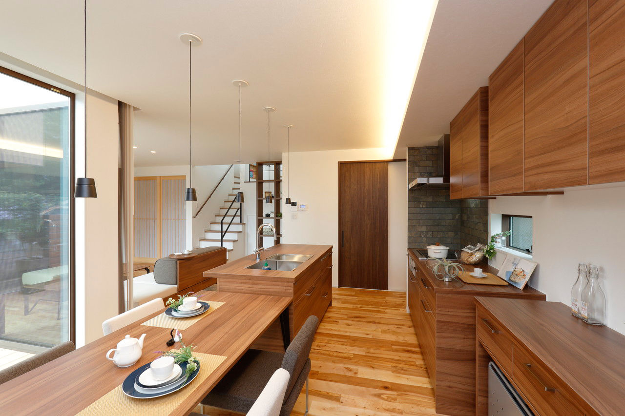 アイムの家熊本（トータルインフォメーション） 【2000～2499万円／広々LDK22帖／スキップフロア／和風モダン】2列型キッチンとウッドデッキが家族を繋ぐ家の建築実例画像4